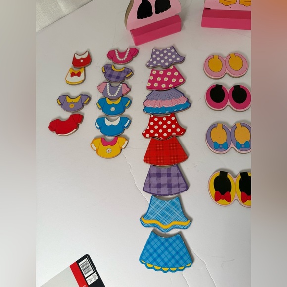 Disney Minnie And Daisy Magnetic Dress Up Wood Dolls Melissa And Doug - Picture 3 of 8